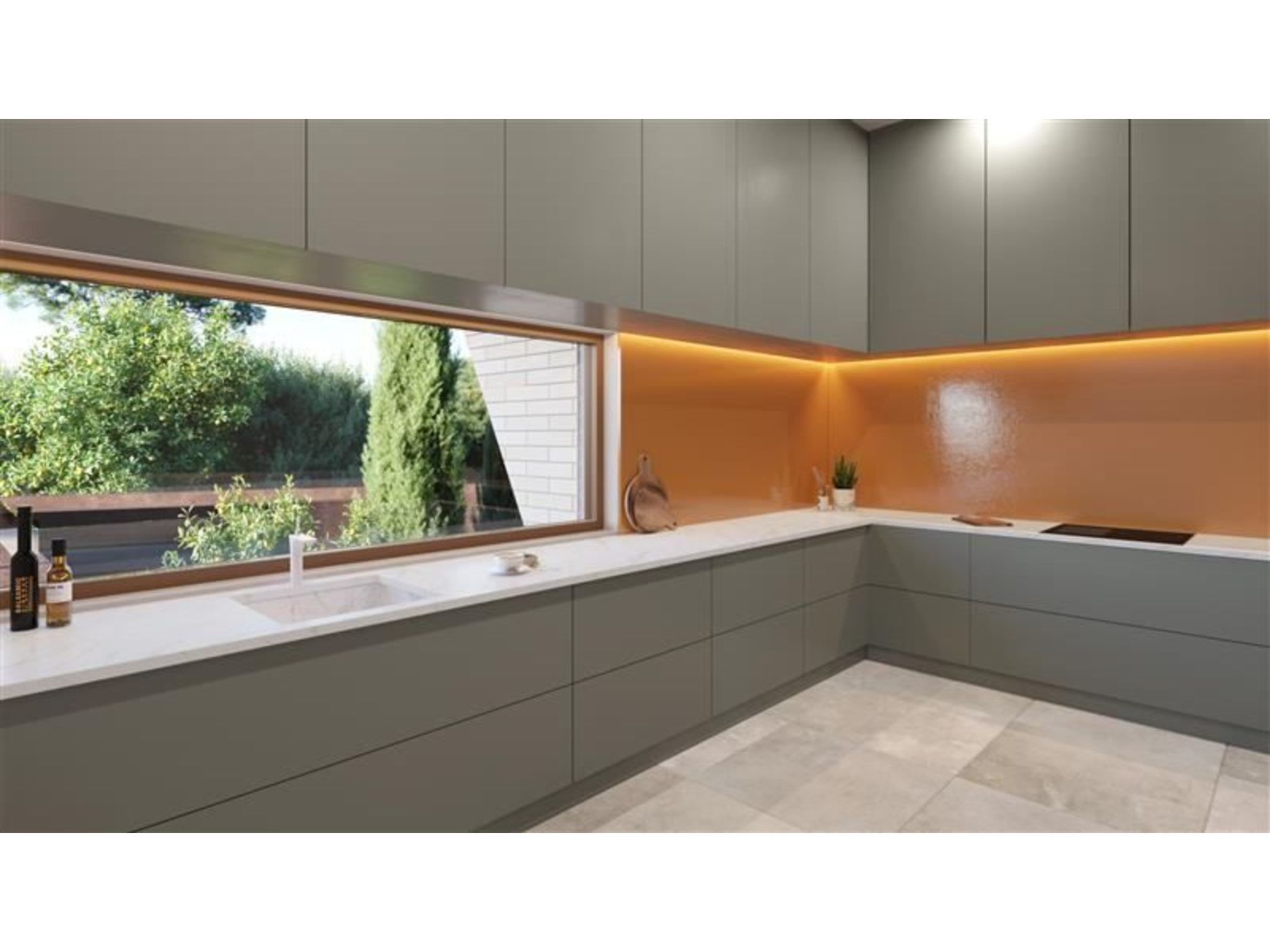 Moderne keuken met uitzicht op de tuin in Higueron North Residences