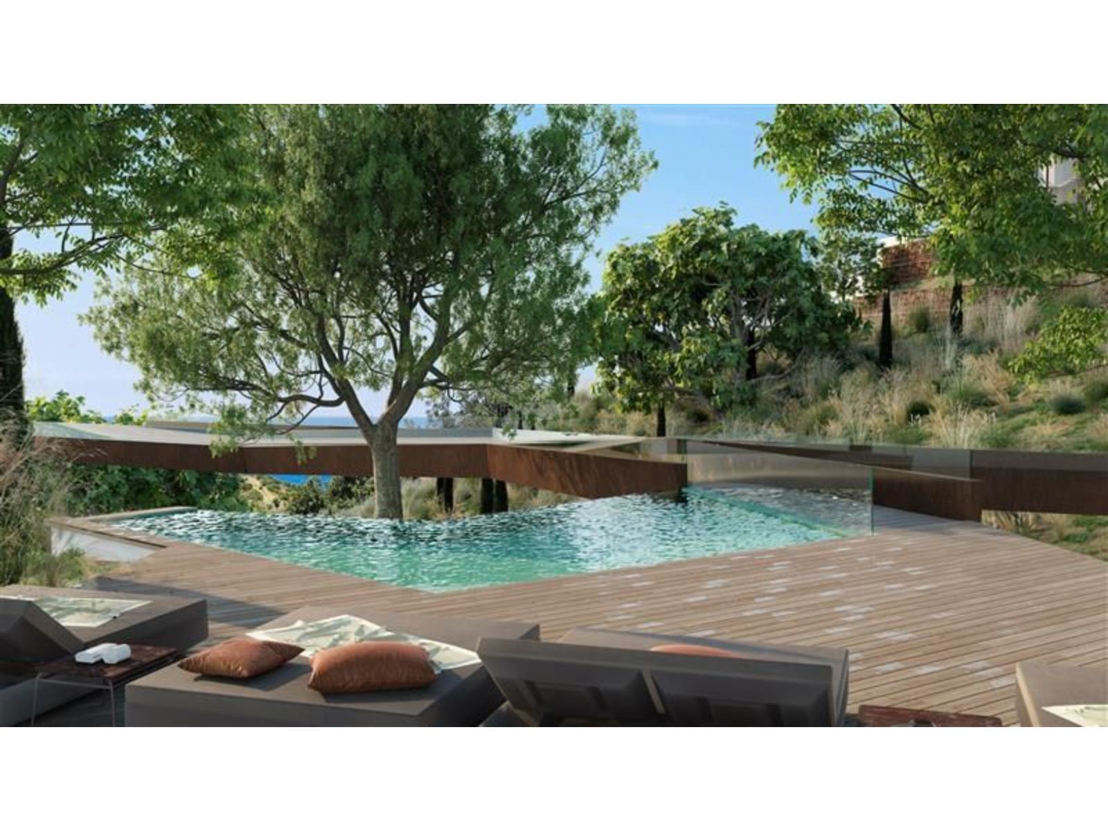 Zwembad met houten terras bij Higueron North Residences villa.